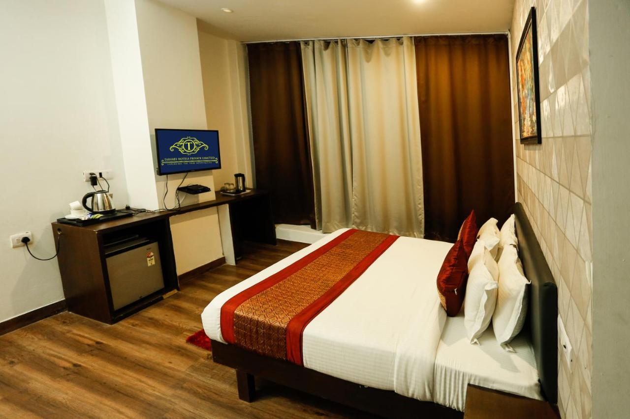 Airport Hotel Tashree Нью-Дели Экстерьер фото